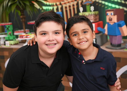 Davi 9 anos e César 8 anos